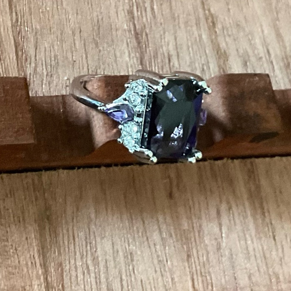 Beautiful Amethyst Ring size 8, Brand New - Picture 3 of 3